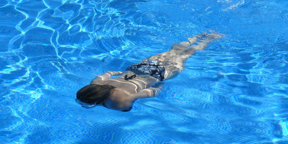Eau de piscine trouble : quelles sont les causes et les solutions ?