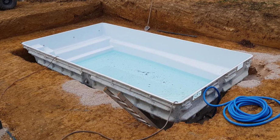 Installation d'une piscine à coque semi-enterrée